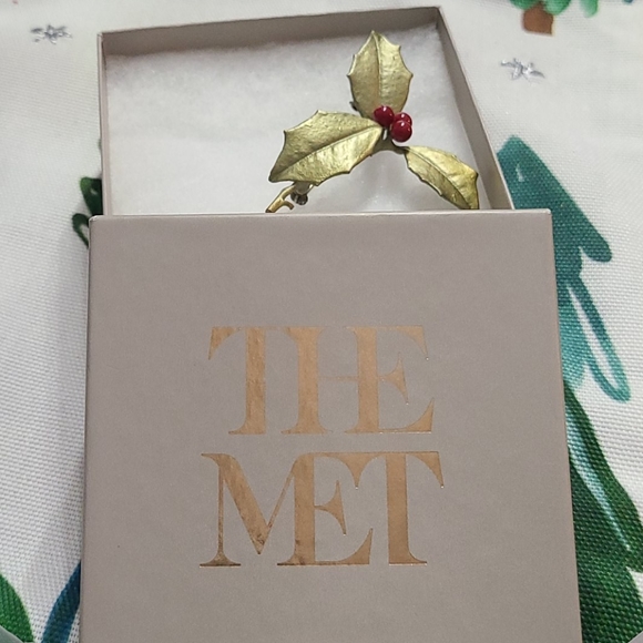 Met Museam of Art Vintage Holly brooch - Picture 9 of 9